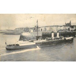 carte postale ancienne 76 DIEPPE. La Malle dans les Jetées 1905. Léger gondolement