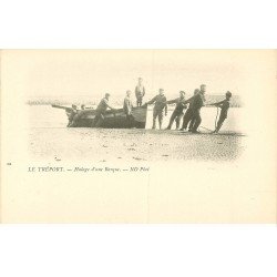 carte postale ancienne 76 LE TREPORT. Halage d'une Barque de Pêcheurs