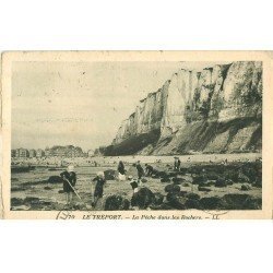 carte postale ancienne 76 LE TREPORT. Pêche dans les Rochers 1926