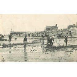 carte postale ancienne 76 LE TREPORT. Les Travailleurs de la Plage 1906