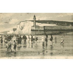 carte postale ancienne 76 LE TREPORT. Plage à marée basse 1923 Phare et Falaises