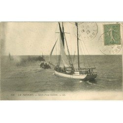 carte postale ancienne 76 LE TREPORT. Sortie d'une Goëlette 1920