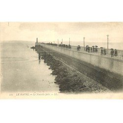 carte postale ancienne 76 LE HAVRE. La Nouvelle Jetée sous les parapluies