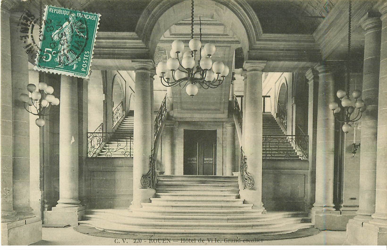 carte postale ancienne 76 ROUEN. Escalier Hôtel de Ville. Carte molle coins droits