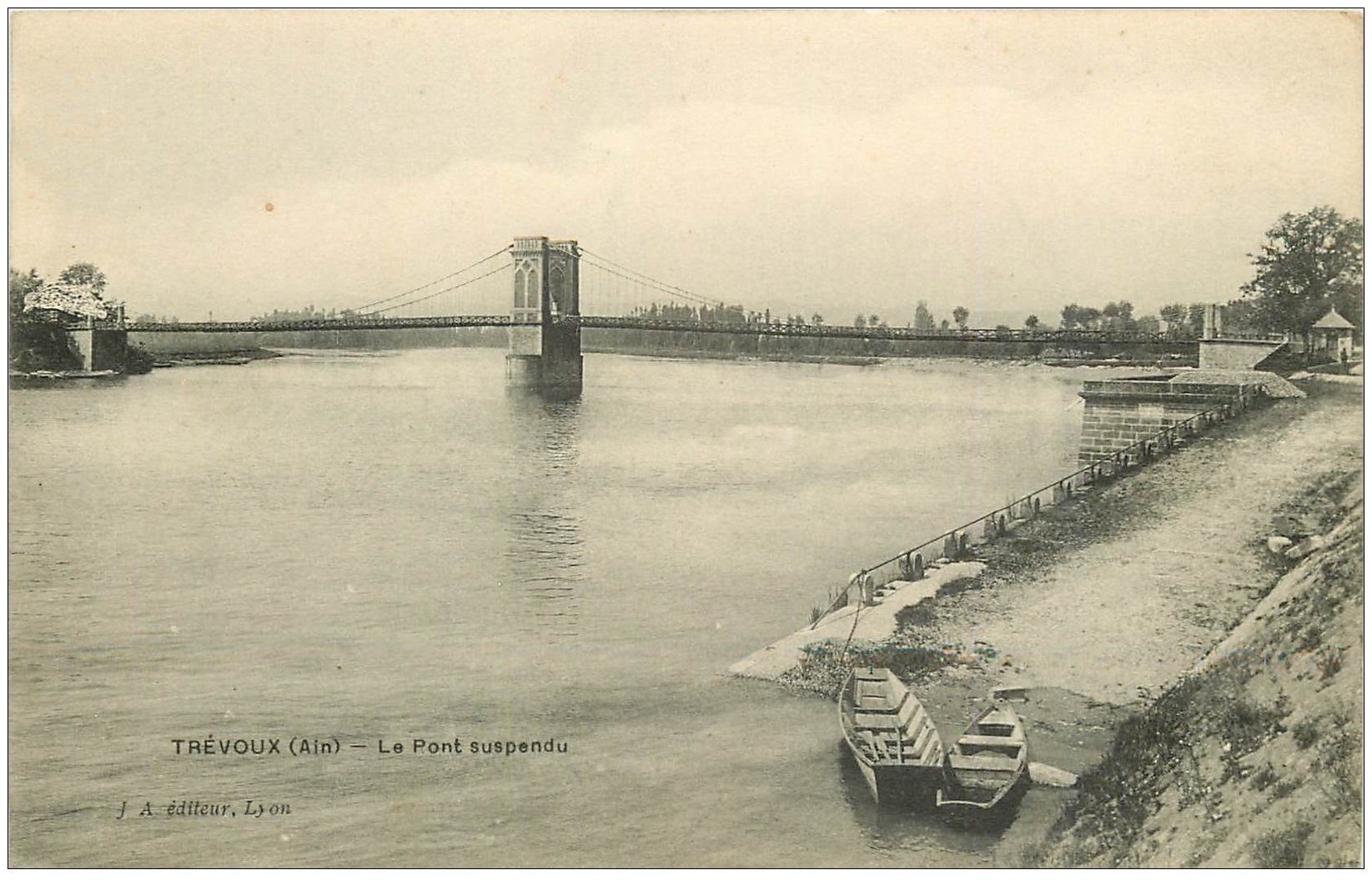 carte postale ancienne 01 TREVOUX. Le Pont suspendu sur la Saône. Editeur JA