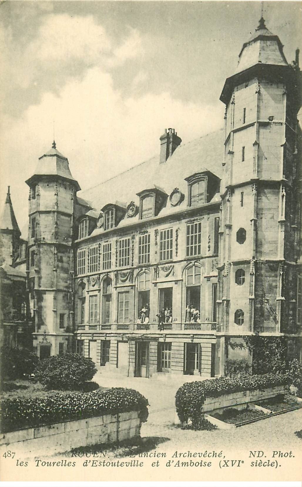 carte postale ancienne 76 ROUEN. Archevêché Tourelles Estouteville et Amboise animation aux fenêtres