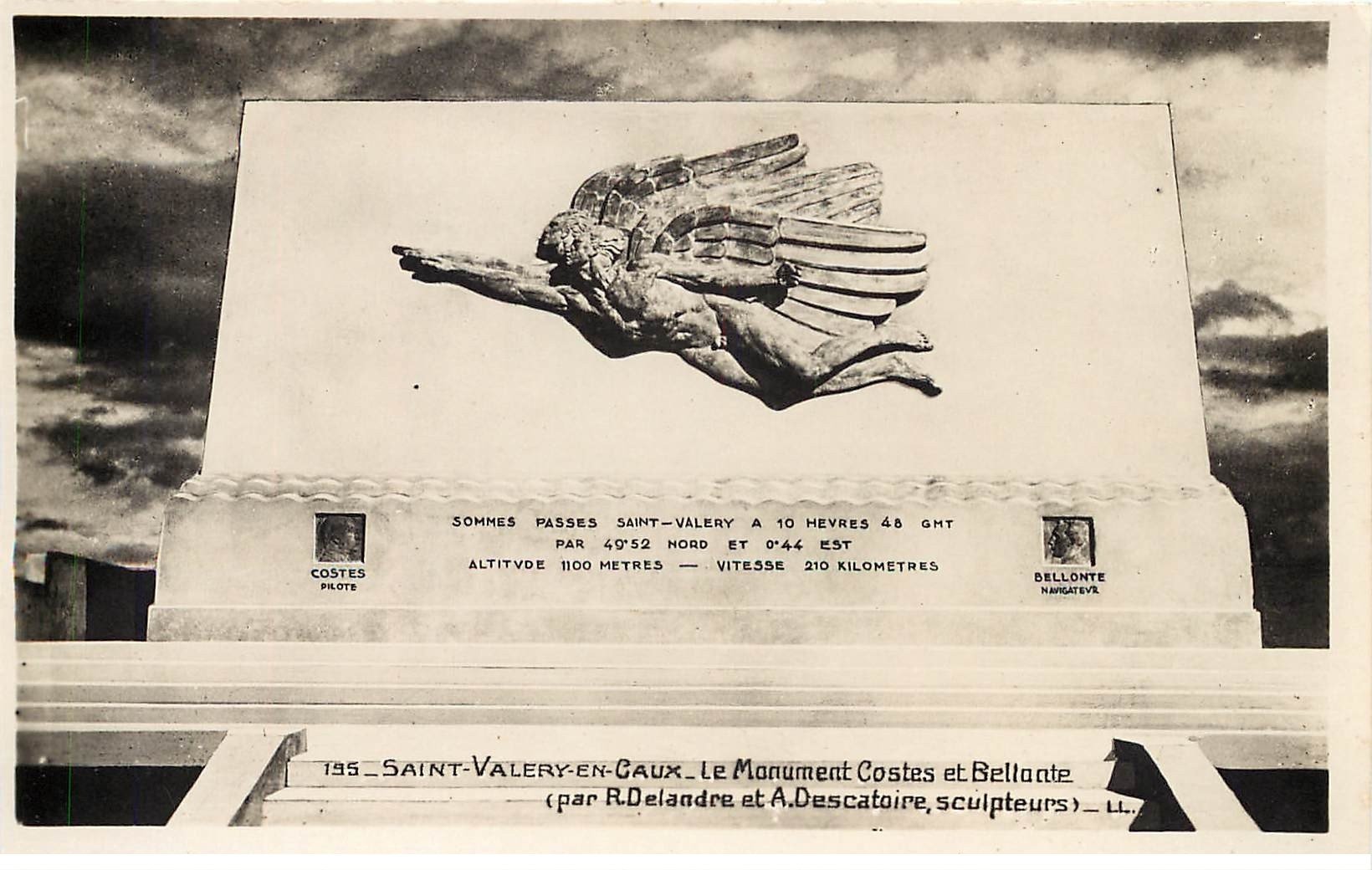 carte postale ancienne 76 SAINT-VALERY-EN-CAUX. Monument Costes Bellonte. Carte Photo