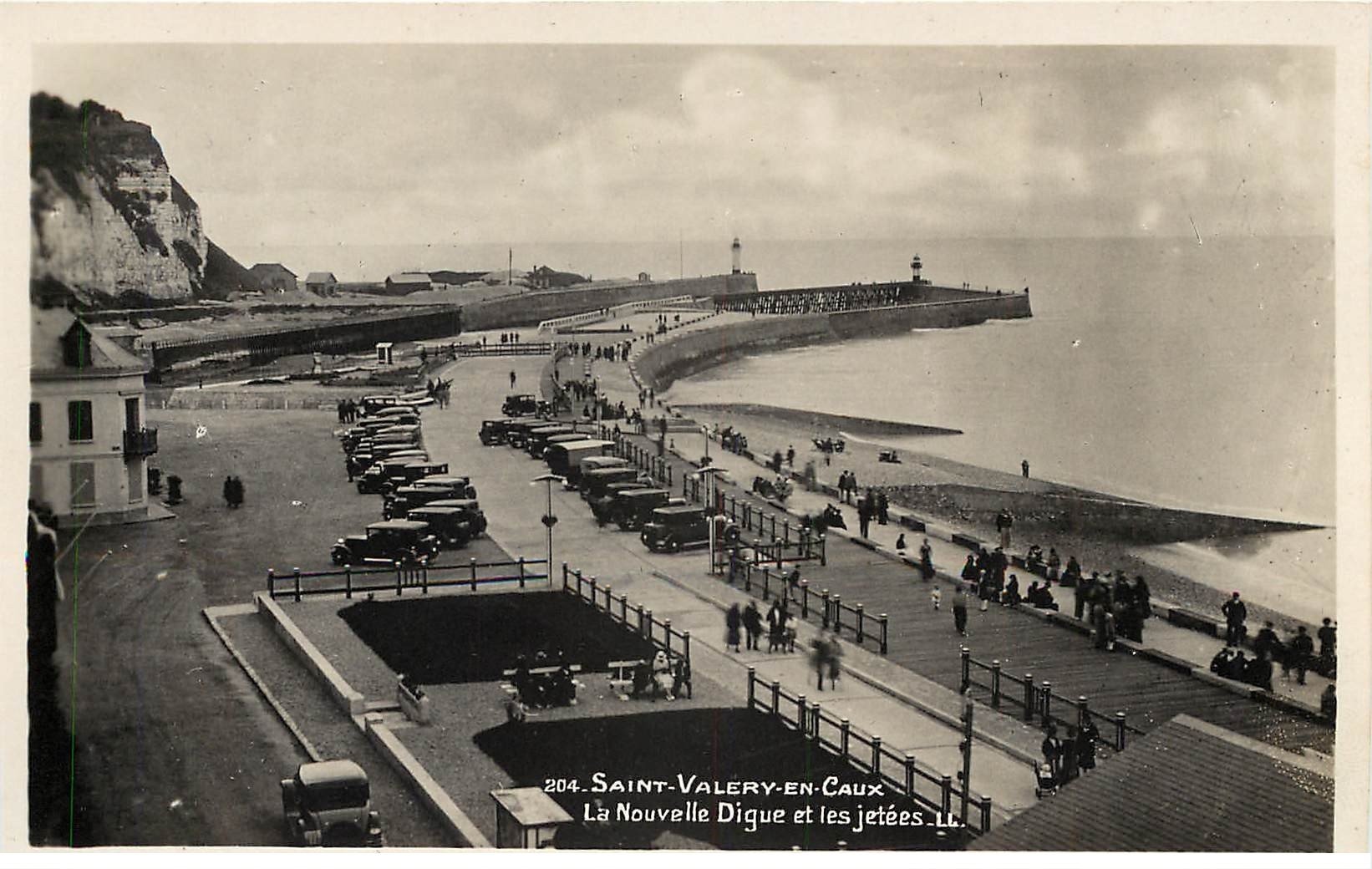 carte postale ancienne 76 SAINT-VALERY-EN-CAUX. Digue et Jetées. Carte Photo