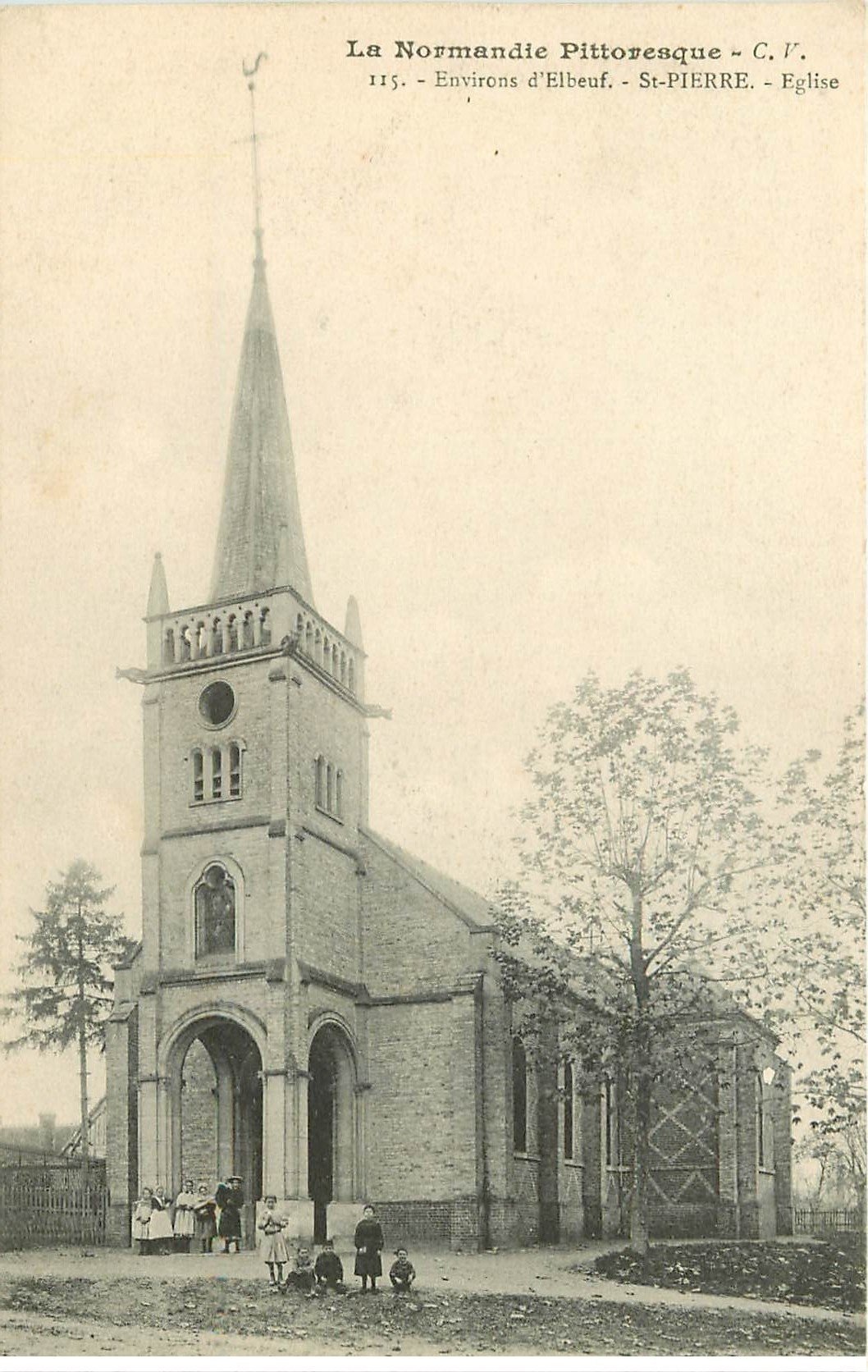 carte postale ancienne 76 SAINT-PIERRE. L'Eglise belle animation