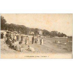 carte postale ancienne 06 JUAN-LES-PINS. La Plage animée