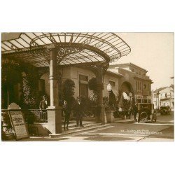 06 JUAN-LES-PINS. Personnels à l'Entrée du Casino. Superbe Carte Photo émaillographie