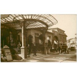 carte postale ancienne 06 JUAN-LES-PINS. Personnels à l'Entrée du Casino. Superbe Carte Photo émaillographie