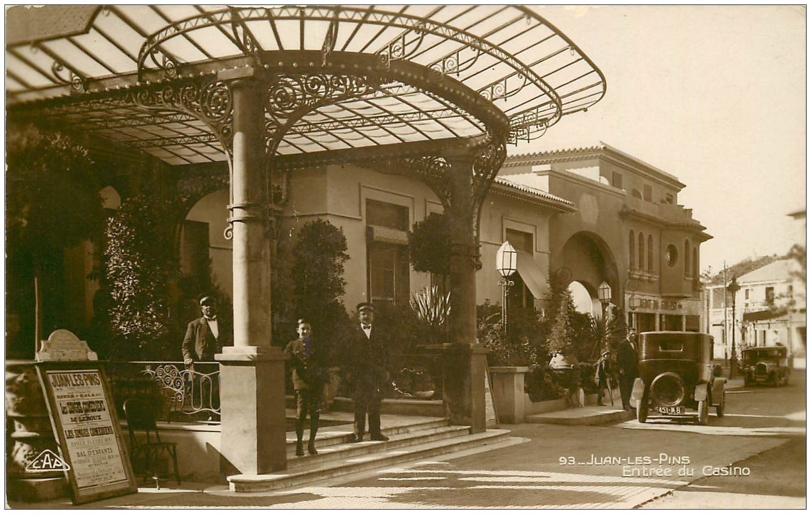 06 JUAN-LES-PINS. Personnels à l'Entrée du Casino. Superbe Carte Photo émaillographie