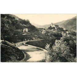 carte postale ancienne 06 LA BOLLENE VESUBIE. La Route du Village. Bords dentelés (fine restauration)...