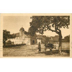 carte postale ancienne 76 VARENGEVILLE-SUR-MER. Manoir Ango 1934 Fermière et sa Vache