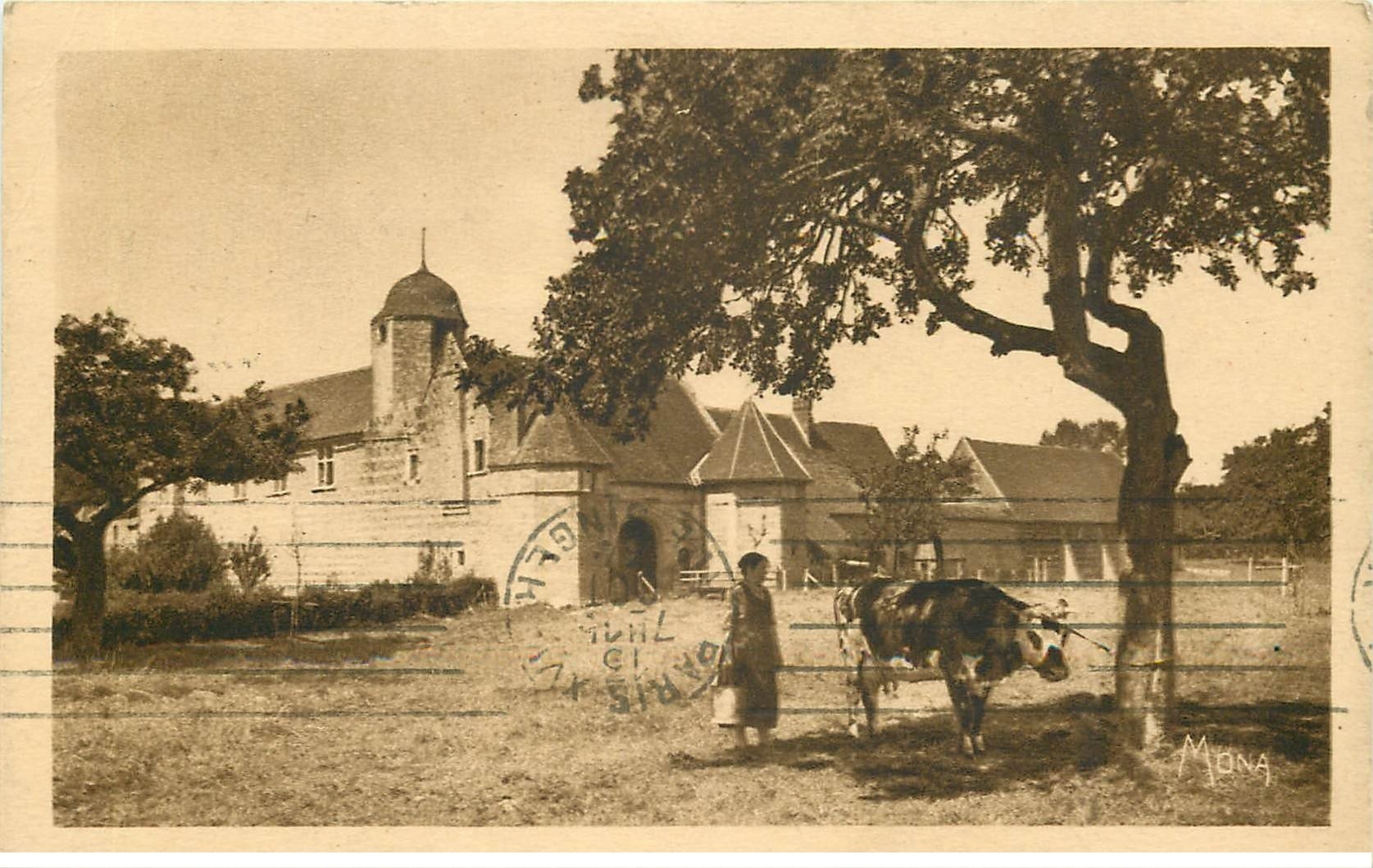 carte postale ancienne 76 VARENGEVILLE-SUR-MER. Manoir Ango 1934 Fermière et sa Vache