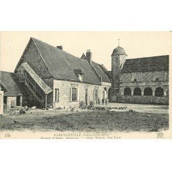 carte postale ancienne 76 VARENGEVILLE-SUR-MER. Manoir Ango Loggia Personnages et Poules