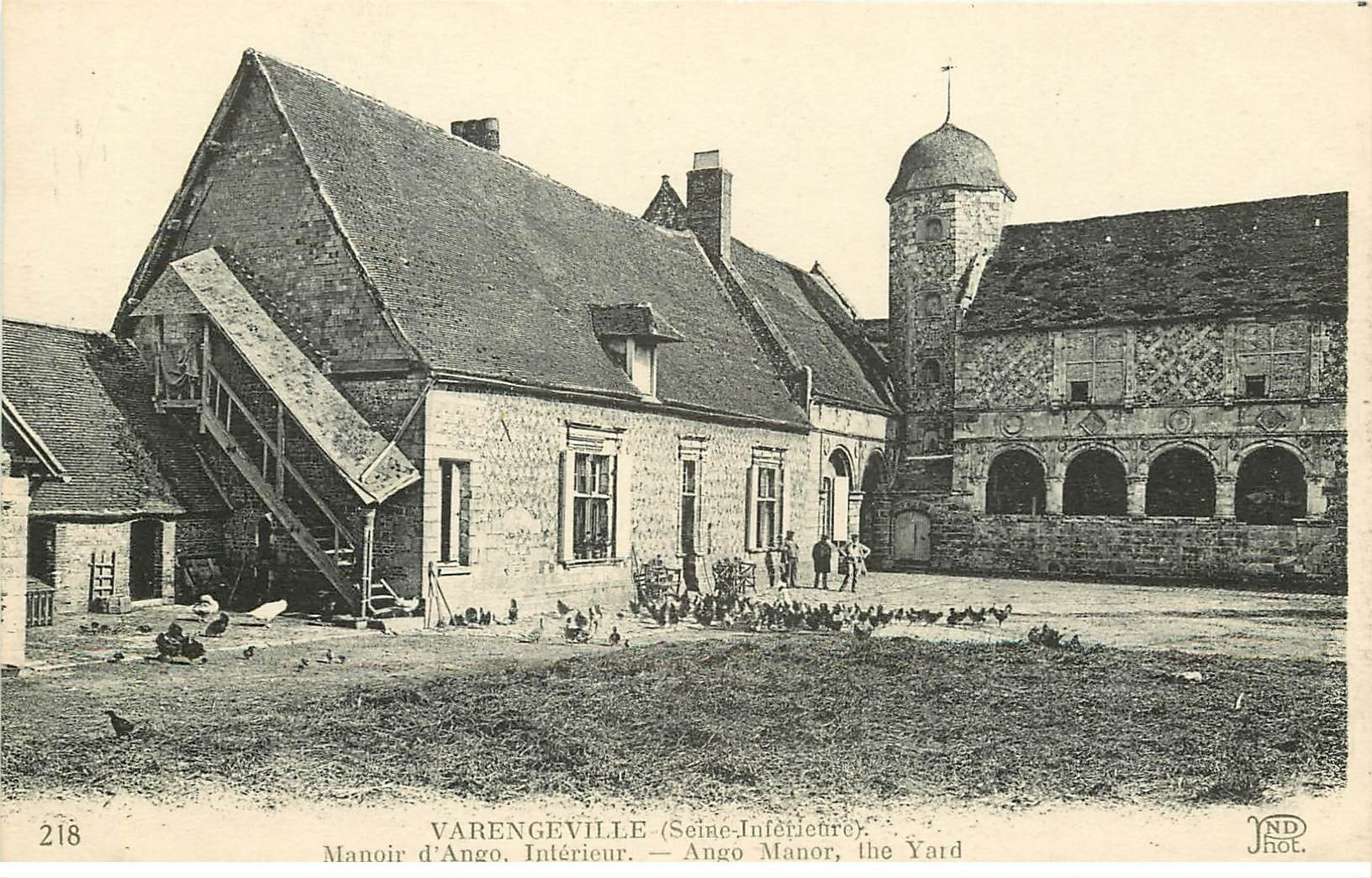 carte postale ancienne 76 VARENGEVILLE-SUR-MER. Manoir Ango Loggia Personnages et Poules