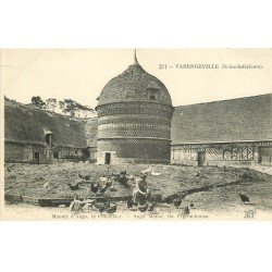 carte postale ancienne 76 VARENGEVILLE-SUR-MER. Le Colombier Femière et Poules