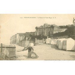 carte postale ancienne 76 VEULES-LES-ROSES. Maison de Victor-Hugo Pêcheur avec casier à Homards vers 1900
