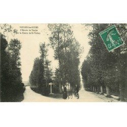 carte postale ancienne 76 VEULES-LES-ROSES. L'Entrée Route de Saint-Valéry cyclistes