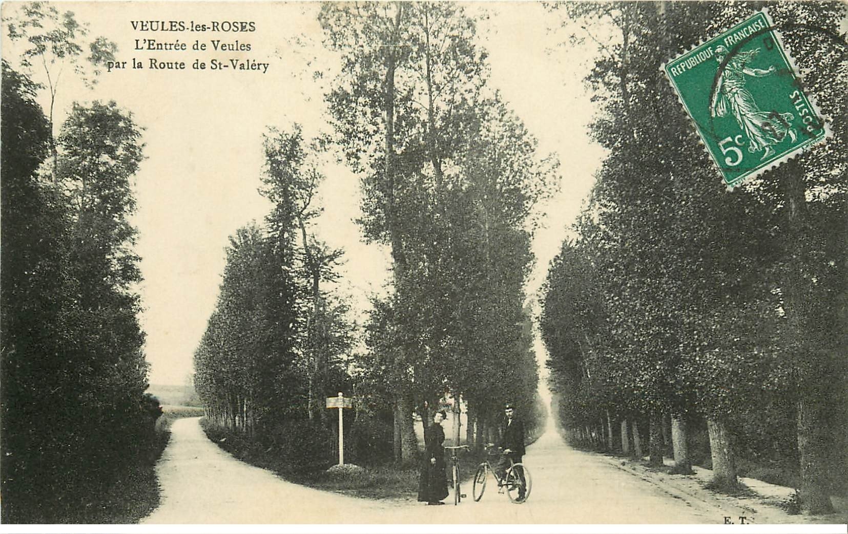 carte postale ancienne 76 VEULES-LES-ROSES. L'Entrée Route de Saint-Valéry cyclistes