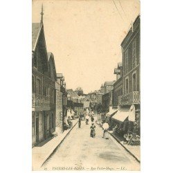 carte postale ancienne 76 VEULES-LES-ROSES. Rue Victor-Hugo 1916