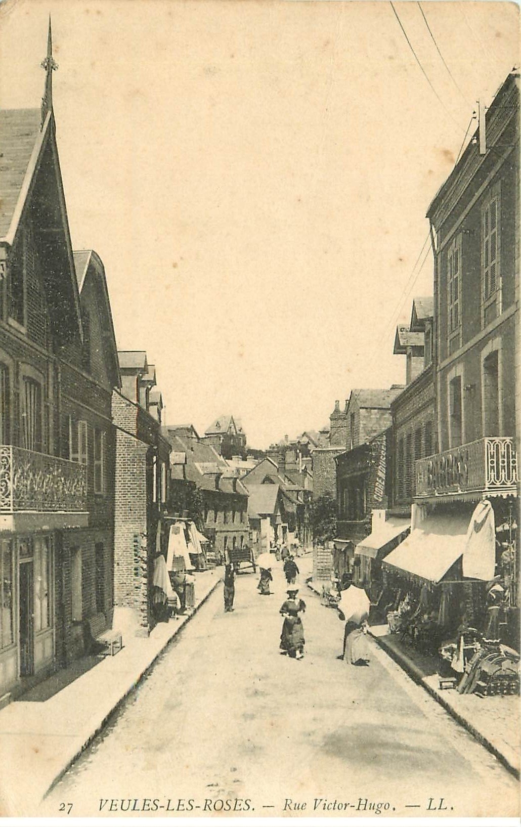 carte postale ancienne 76 VEULES-LES-ROSES. Rue Victor-Hugo 1916