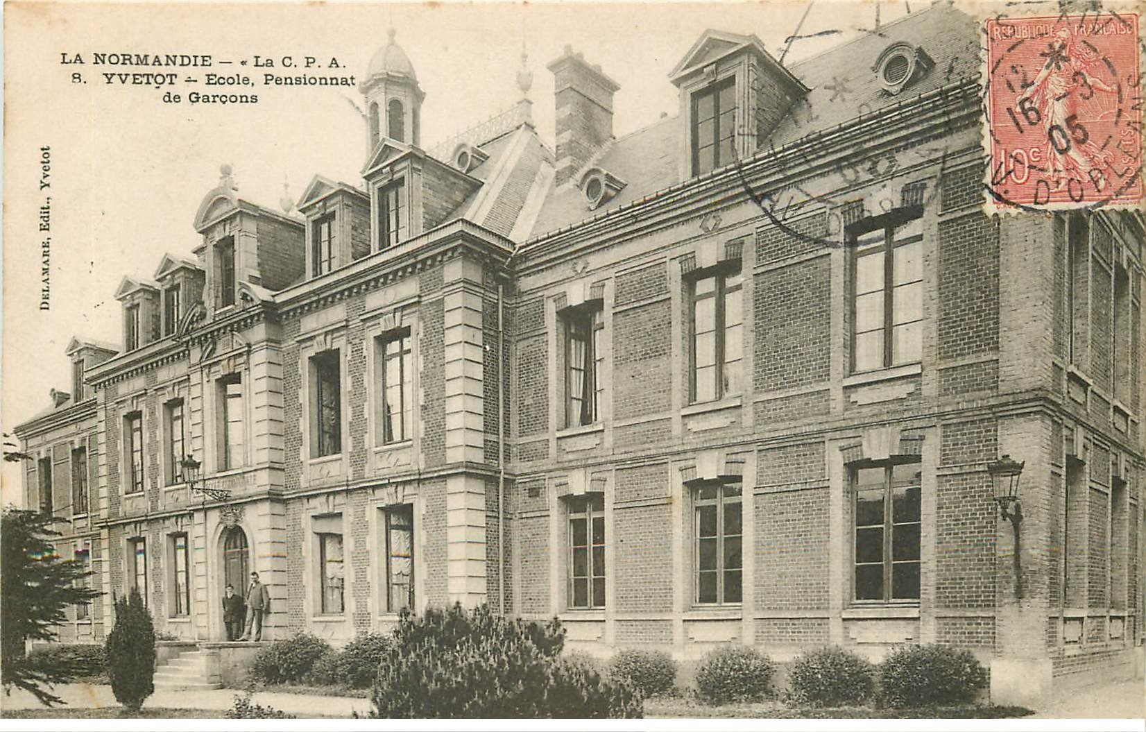 carte postale ancienne 76 YVETOT. Ecole Pensionnat de Garçons 1905 animation