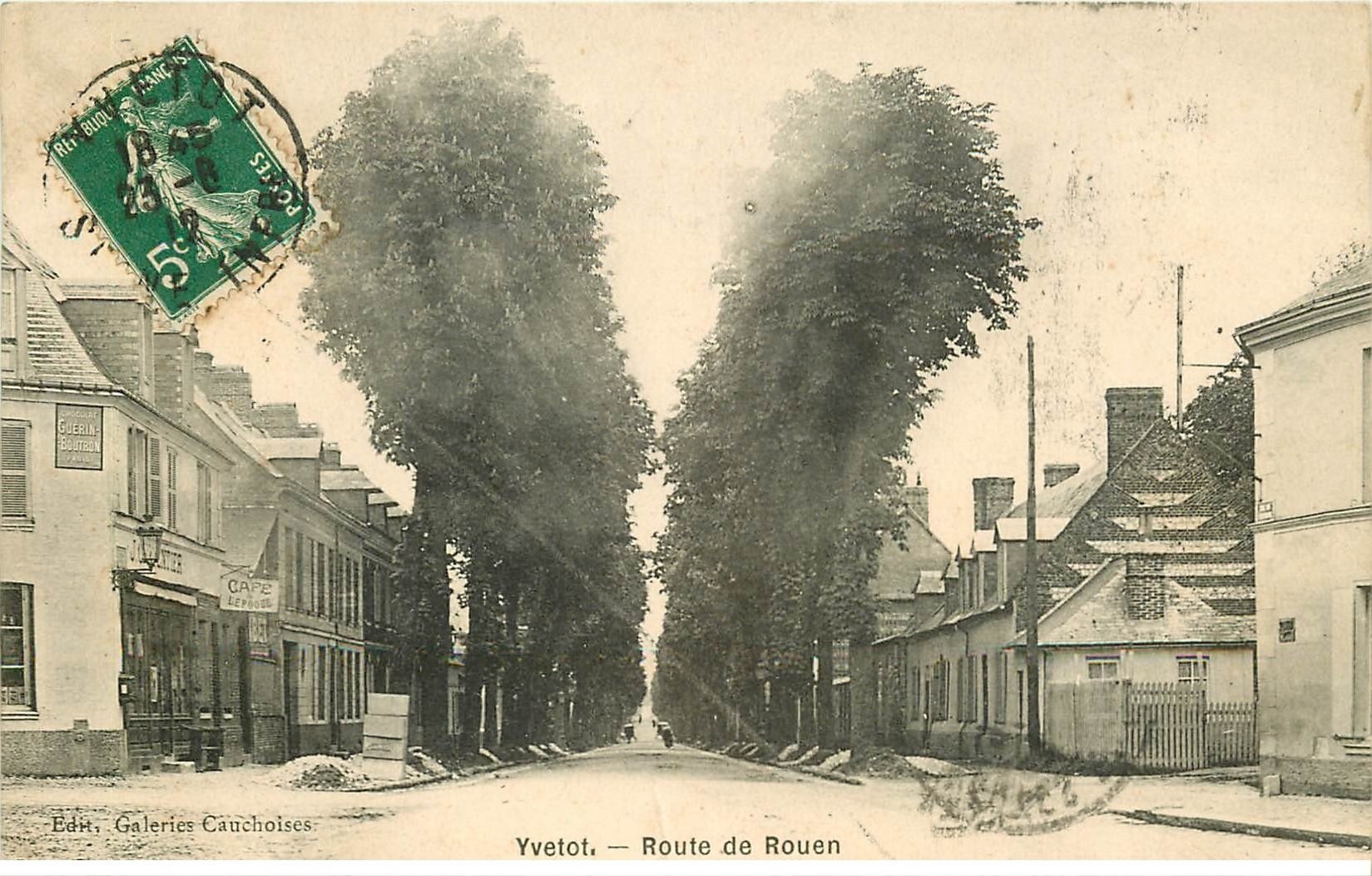 carte postale ancienne 76 YVETOT. Route de Rouen Café de l'Epoque 1912