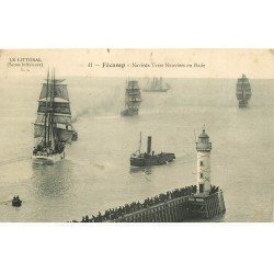 carte postale ancienne 76 FECAMP. Navires Terre-Neuviers e Rade 1914