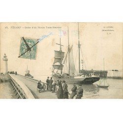 carte postale ancienne 76 FECAMP. Sortie d'un Navire Terre-Neuvier
