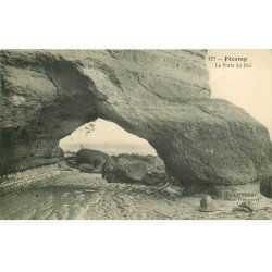 carte postale ancienne 76 FECAMP. Falaises Porte du Roi avec Pêcheur 1913