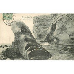 carte postale ancienne 76 FECAMP. Falaises au trou au Chien 1907 animation