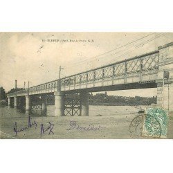 carte postale ancienne 76 ELBEUF. Le Pont rue de Paris 1907