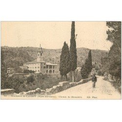 carte postale ancienne 06 LAGHET. Promeneur Chemin du Monastère 1914 (découpe bizare)...