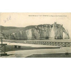 carte postale ancienne 76 ETRETAT. Digue et Falaises Aval 1909