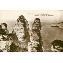 carte postale ancienne 76 ETRETAT. Chambre des Demoiselles. Carte émaillographie