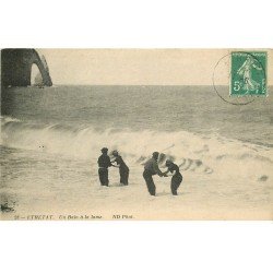 carte postale ancienne 76 ETRETAT. Un Bain à la lame