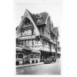 carte postale ancienne 76 ETRETAT. Voiture ancienne devant la Rôtisserie. Carte Photo