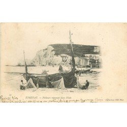 carte postale ancienne 76 ETRETAT. Pêcheurs réparant leurs Filets 1905