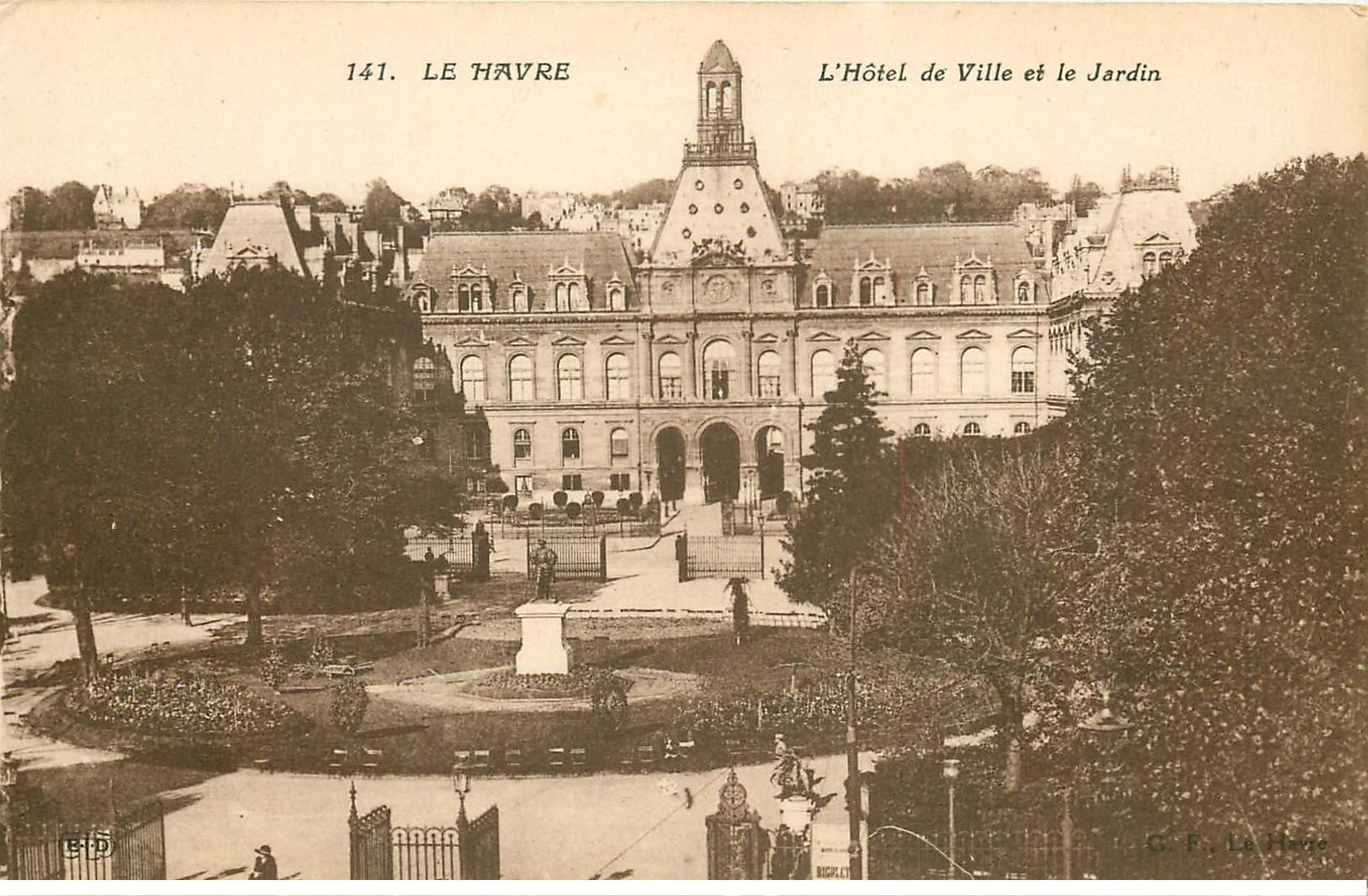 carte postale ancienne 76 ROUEN. Hôtel de Ville et Jardin
