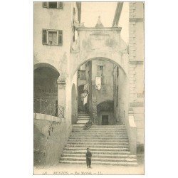 carte postale ancienne 06 MENTON. Rue Mattoni gamins assis sur les marches