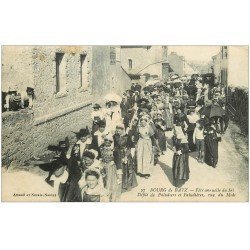 carte postale ancienne 44 BOURG-DE-BATZ. Fête du Sel. Paludiers Rue du Midi 1922. Timbre manquant