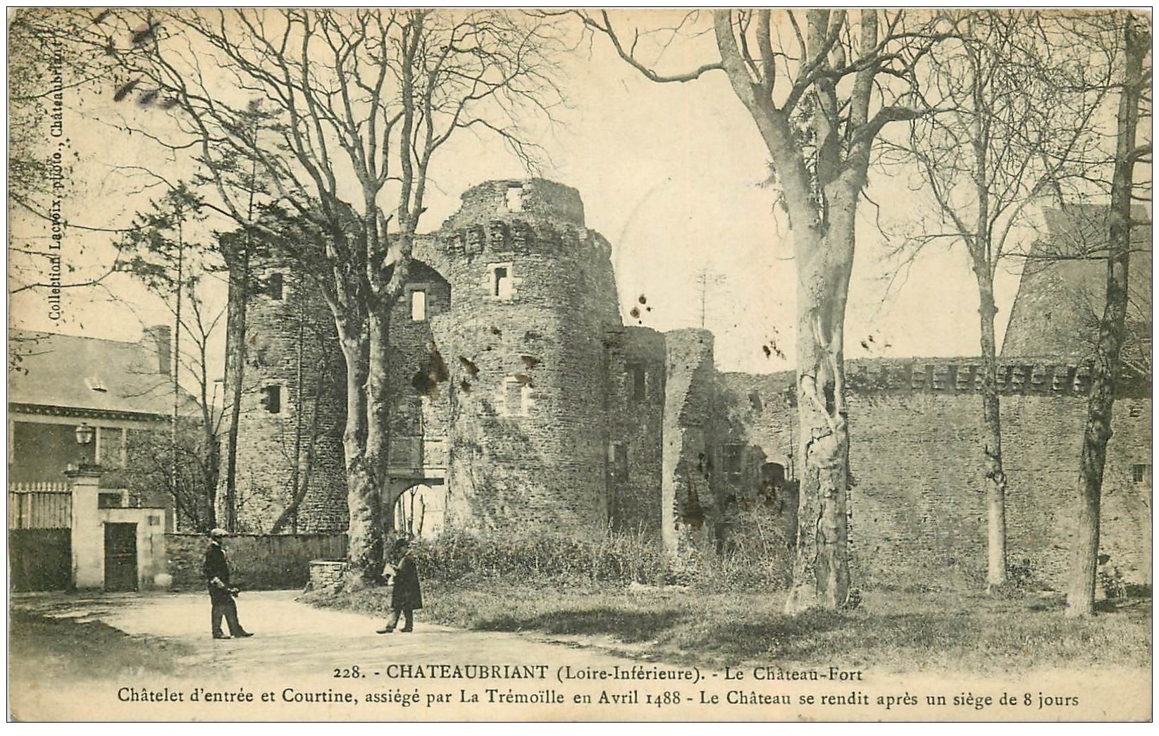 carte postale ancienne 44 CHATEAUBRIANT. Château Châtelet entrée et Courtine 1908