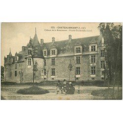 carte postale ancienne 44 CHATEAUBRIANT. Château Renaissance personnages sur Banc