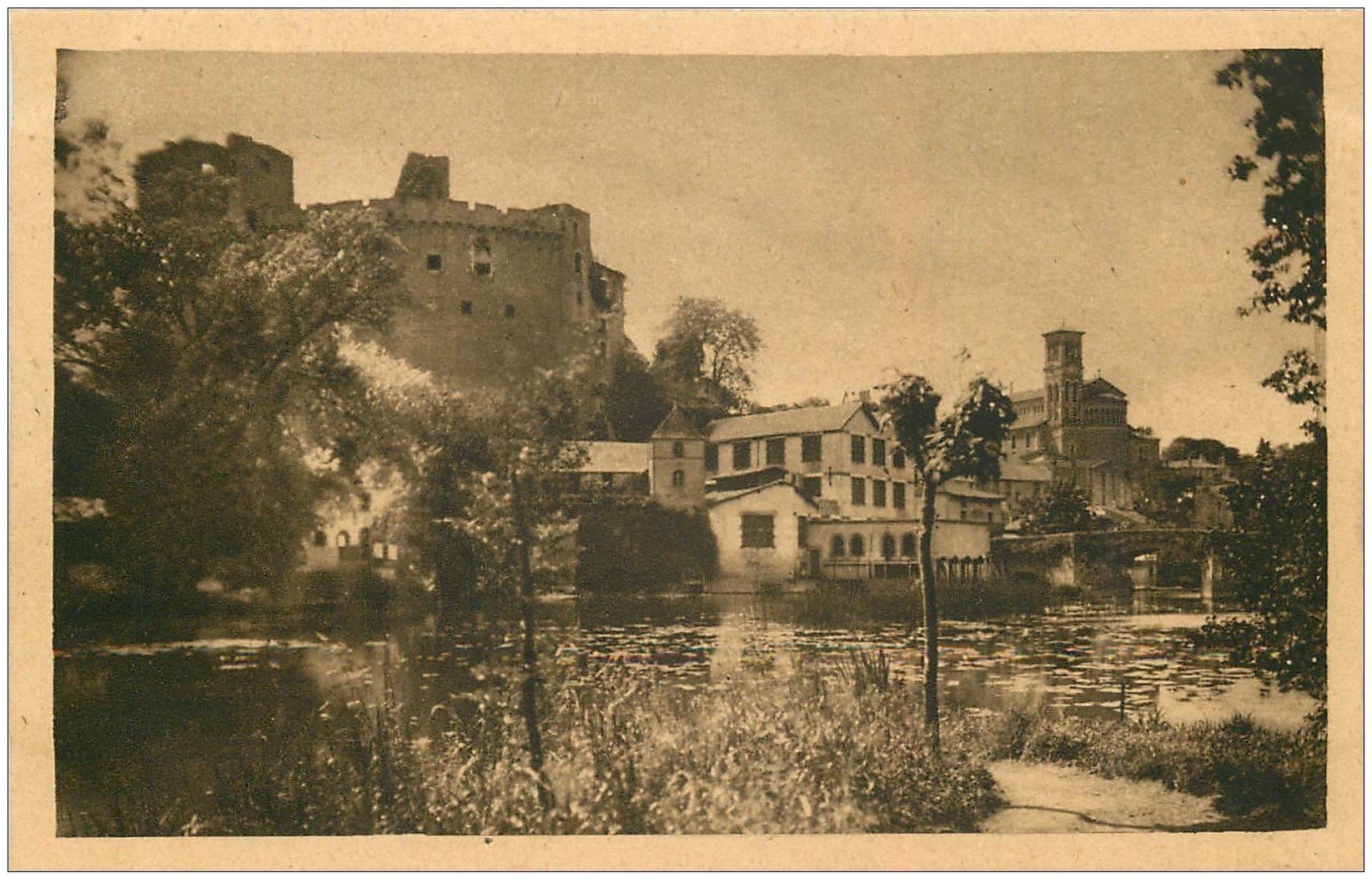 carte postale ancienne 44 CLISSON. Château et Eglise Notre-Dame 173
