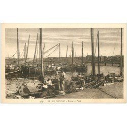 carte postale ancienne 44 LE CROISIC. Le Repas des Marins dans le Port