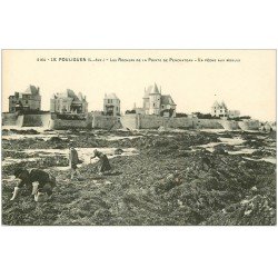 carte postale ancienne 44 LE POULIGUEN. La Pêche aux Moules dans les Rochers