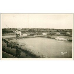 carte postale ancienne 44 LE POULIGUEN. Marais Salants. Récolte du Sel par Paludier. Carte Photo